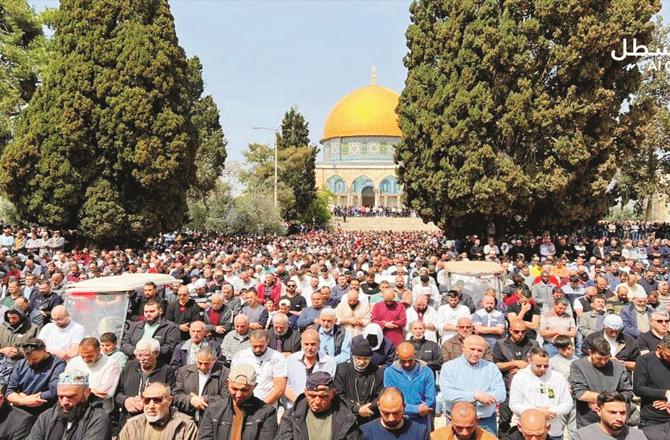 مسجد اقصیٰ میں نماز جمعہ میں ہزاروں افراد کی شرکت ،بیجا پابندی، سختی بے اثررہی